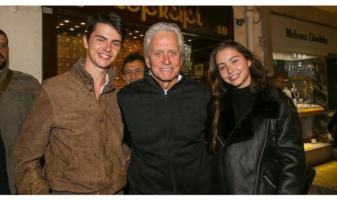 Michael Douglas Kapalı Çarşı'yı gezdi