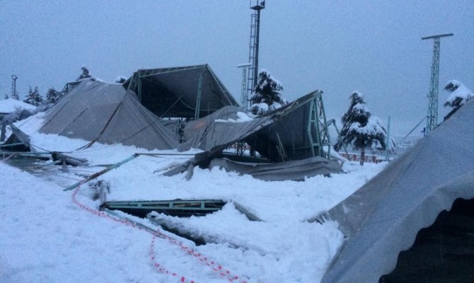 Eğirdir’de pazar yerinin çatısı kardan çöktü