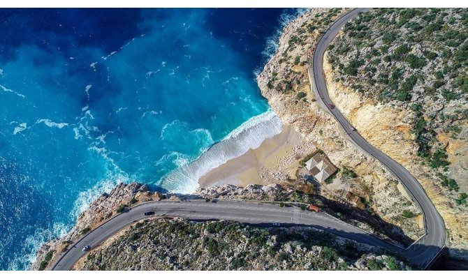 Dünyaca ünlü Kaputaş Plajı kış manzarasıyla görenleri hayran bırakıyor