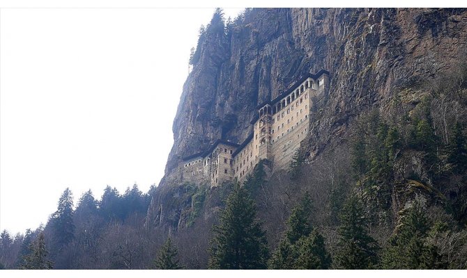 Sümela'nın güvenliği için dağın yamacı çelik tel örtüyle kaplandı