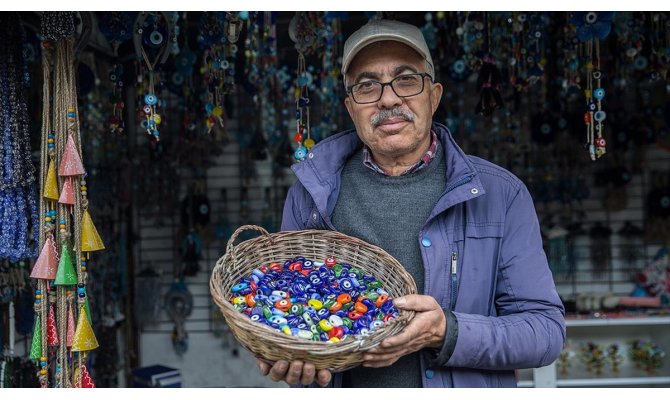 Nazar boncuğunun ödüllü ustası: Mahmut Sür