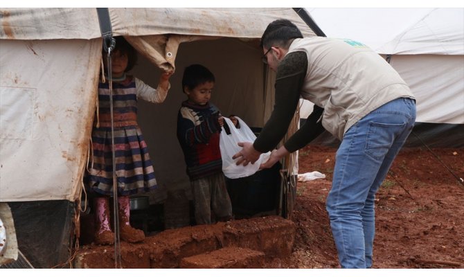 İHH'den Türkiye sınırına göç eden Suriyelilere sıcak yemek dağıtımı