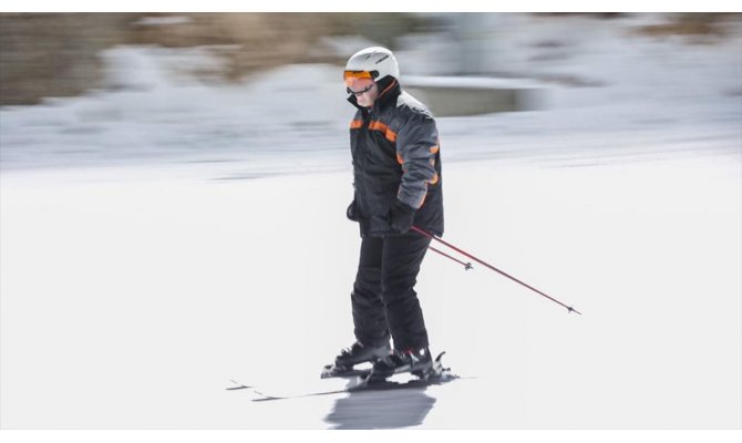 Sanayi ve Teknoloji Bakanı Varank, Erzincan'da gece kayağı yaptı