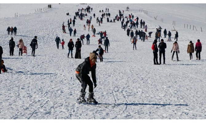 Karacadağ Kayak Merkezi'nde yoğunluk başladı