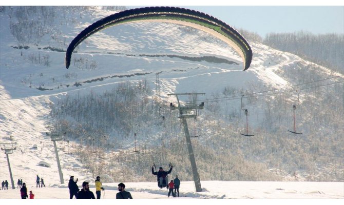 Ovacık Kayak Merkezi'nde yamaç paraşütü keyfi