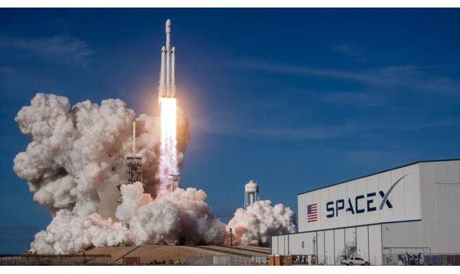 Japon milyarder Ay seyahati için yanına kız arkadaşı arıyor