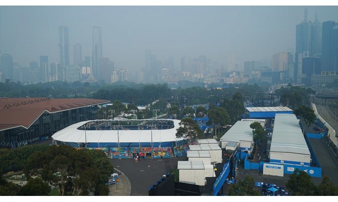 Hava kirliliği nedeniyle Avustralya Açık'ta maçlar iki saat ertelendi