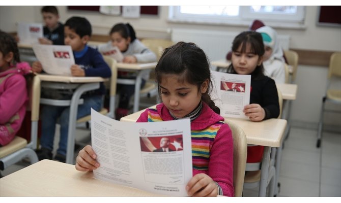 Kaymakam Onur'dan öğrencilere karne hediyesi