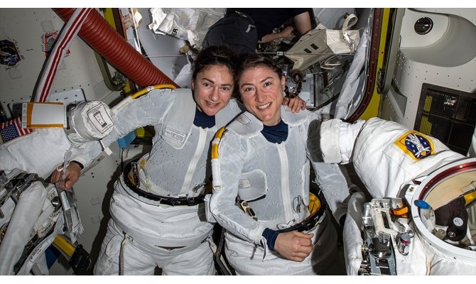 NASA'nın kadın astronotları istasyonun batarya değiştirme işinde sona yaklaştı