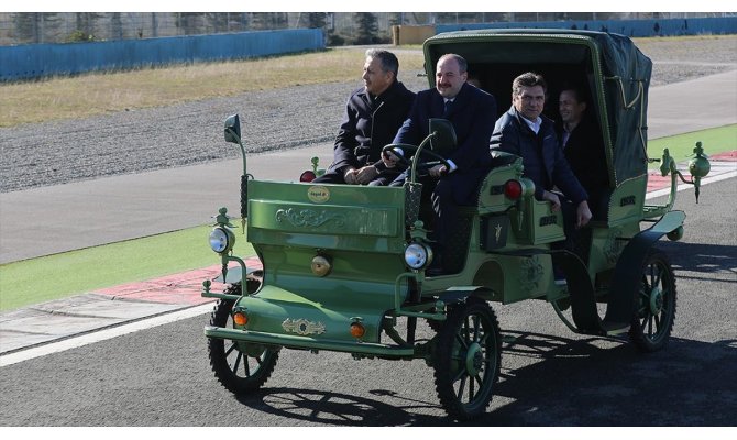 Bakan Varank yerli üretim elektrikli faytonun direksiyonunda