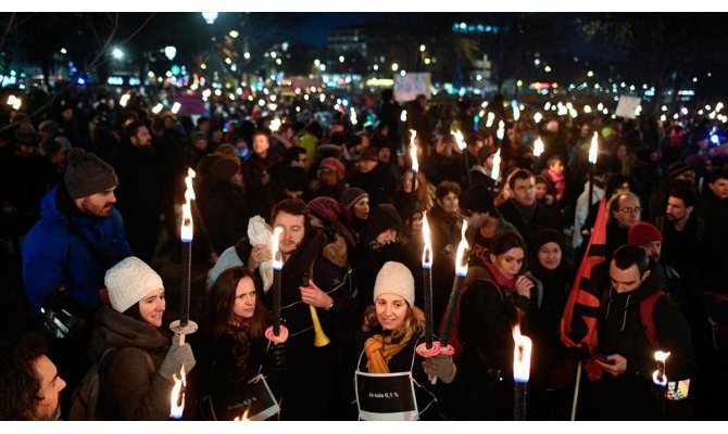 Fransa'da emeklilik reformuna karşı meşaleli gösteri