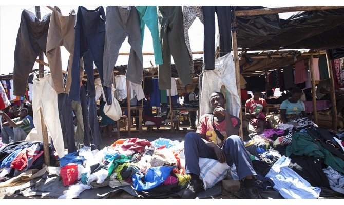 Zimbabveli seyyar satıcılar, ikinci el kıyafetlerden her gün yüzlerce dolar kazanıyor