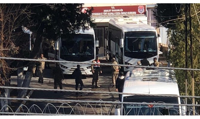 Depremde kısmi çatlaklar oluşan Adıyaman Cezaevindeki hükümlü ve tutuklular naklediliyor