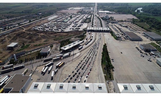 Kara sınır kapılarından geçen yıl 27,6 milyon yolcu, 7,6 milyon araç geçti