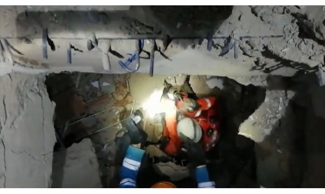 JAK ekipleri enkazdaki çocuk ve annesine ulaştı