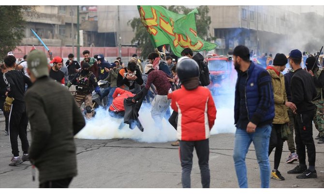 Irak'ta hükümet karşıtı göstericiler müdahalelere rağmen meydanları boşaltmıyor