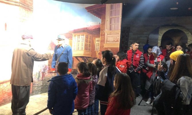 Gönüllü gençler yetimleri sevindirdi