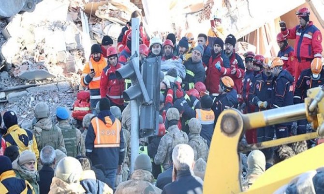 Kahramanmaraşlı ekip Türk bayrağını enkaz altında bırakmadı