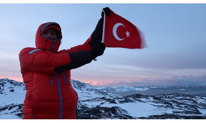 Küresel ısınmaya dikkat çekmek için Türk bayrağıyla Kuzey Kutbu'na gittiler