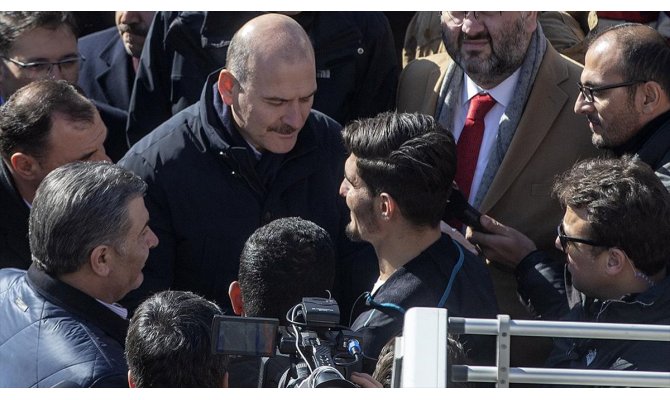 Bakanlar enkazdan iki kişiyi çıkaran Suriyeli Mahmud'a teşekkür etti