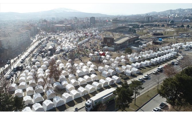 Türkiye, Elazığ depremi sonrası yardım için zamanla yarıştı