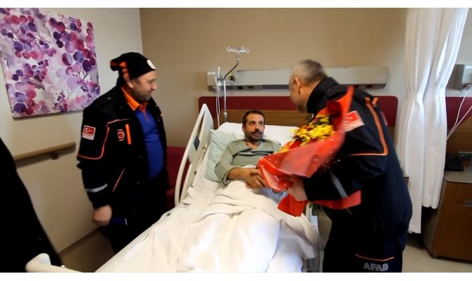 AFAD'ın kahramanları enkazdan çıkardıkları aileyi ziyaret etti