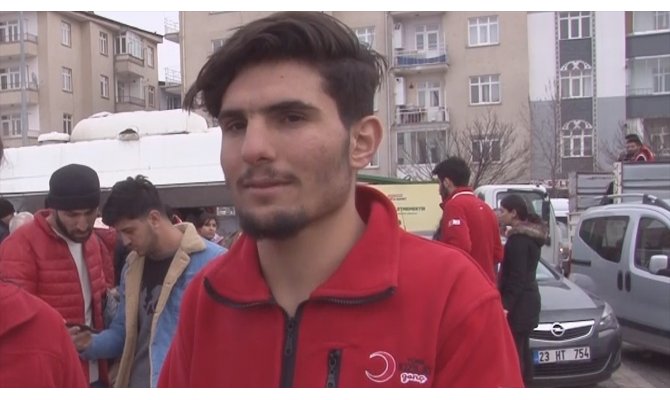 Elleriyle kazdığı enkazdan iki yaralı kurtaran Suriyeli Mahmud, Kızılay gönüllüsü oldu