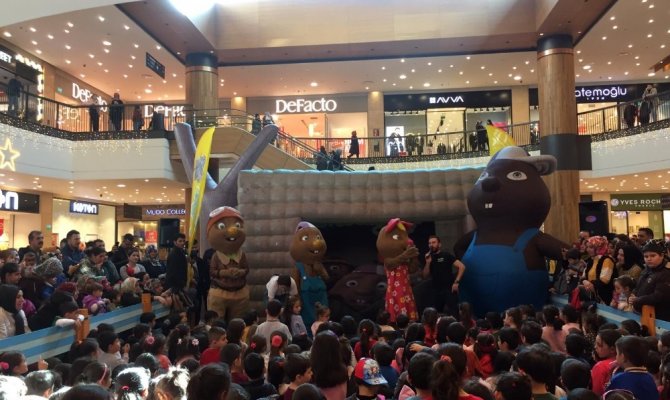 "Arı Maya" ve "Köstebekgiller" çocuklarla buluştu