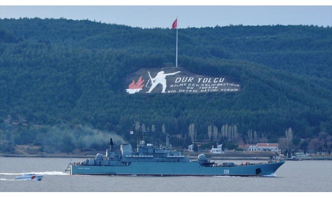 Rus askeri gemisi Çanakkale Boğazı'ndan geçti