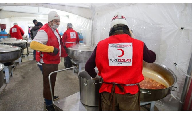 Türk Kızılayı, depremzedelere 68 noktada gıda dağıtıyor