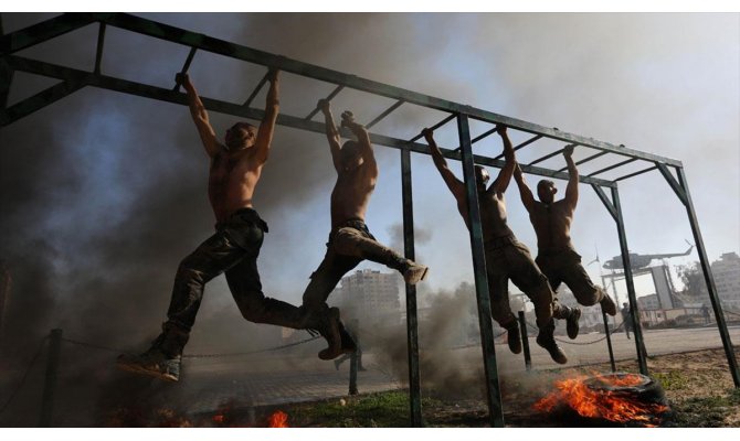 Gazze'de bin genç Polis Akademisi'ne katılmak için zorlu eğitimden geçti