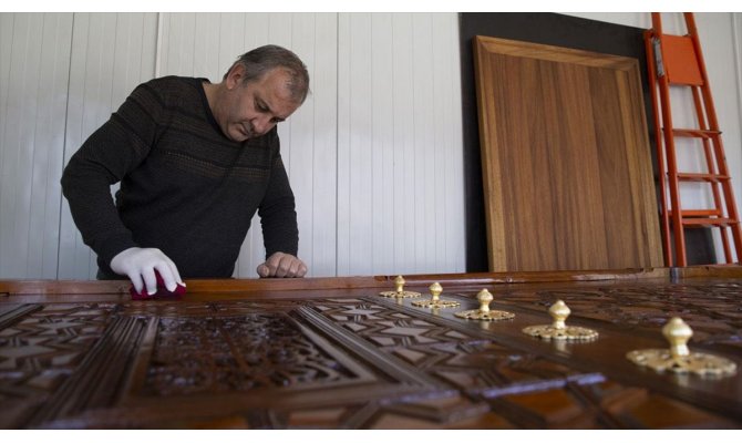 Asırlık kapıların ömrünü özel ekip uzatıyor