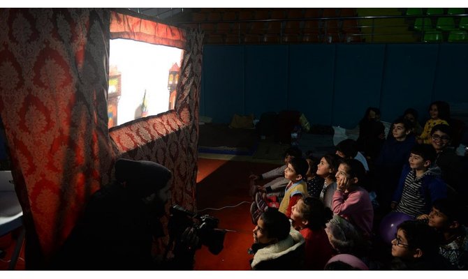 Depremzede çocukların yüzünü Karagöz ve Hacivat güldürdü