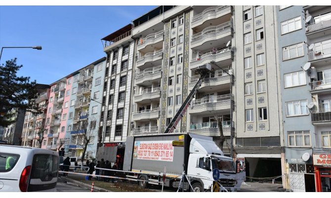 Malatya'da ağır hasarlı binadaki daireler boşaltılıyor