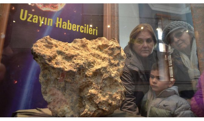 Uzaydan gelen taşa ziyaretçi ilgisi