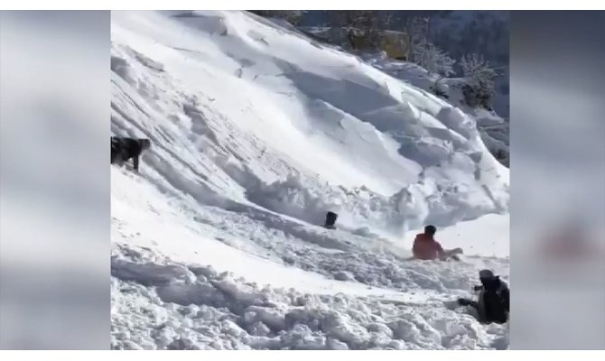 Bingöl'de düşen kar kütlesi kızak kayan çocukları korkuttu