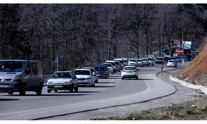 Uludağ'a araç kuyruğu şehir merkezine kadar uzadı