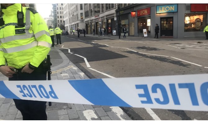 Londra'da terörle bağlantılı olduğu belirtilen olayda polis bir kişiyi vurdu