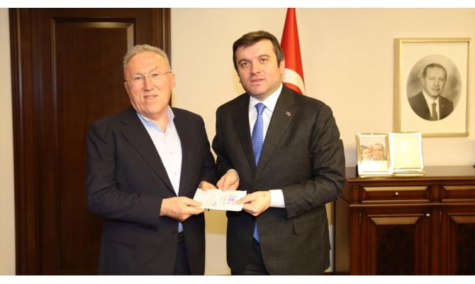 Japonya'da öğrenciler, depremzedeler için topladıkları parayı büyükelçiliğin posta kutusuna bıraktı