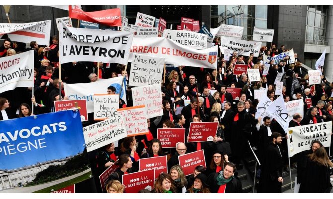Fransa'da avukatlardan emeklilik reformu protestosu
