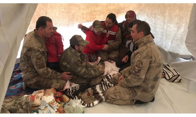 Elazığ'da jandarmadan engelli depremzedeye sürpriz