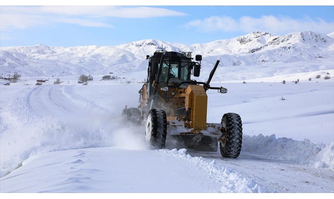 'Kar kaplanları'nın 2 bin rakımlı köylerde karla mücadelesi
