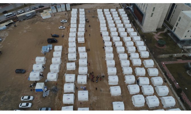 Çadırlar depremzede çocukların hem evi hem oyun alanı oldu