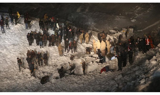 Van Bahçesaray'da üzerine çığ düşen minibüsten 5 kişi kurtarıldı