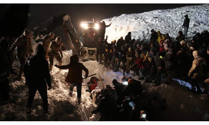Bahçesaray'da çığın düştüğü bölgede arama çalışmaları sürüyor