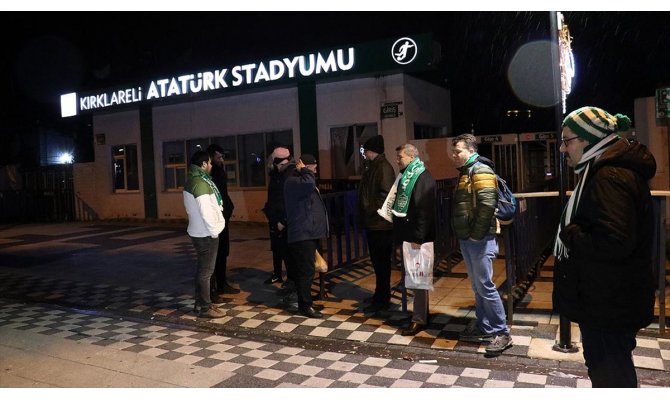 GMG Kırklarelispor-Fenerbahçe maçı öncesi bazı taraftarlar geceyi stat önünde geçirdi