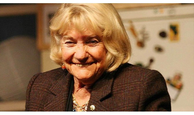 Tiyatronun Cadısı: Macide Tanır