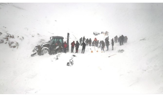 Çığ altındaki 2 kişiyi arayan ekiplerin üzerine çığ düştü