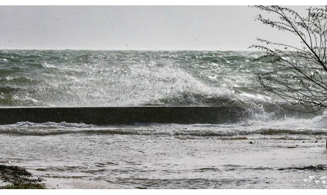İzmir'de sağanak ve lodos hayatı olumsuz etkiliyor