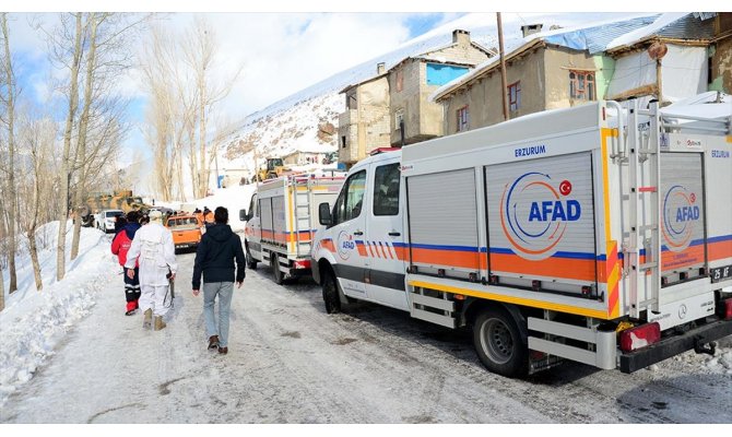 Van'da çığın düştüğü bölgede arama çalışmaları yeniden başladı